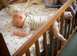Переселяем малыша в его кроватку
