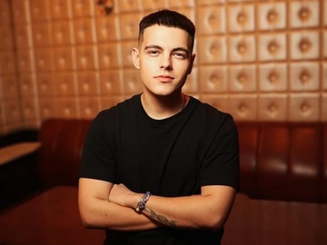 Співак Волканов вперше з'явився на публіці зі своєю дівчиною