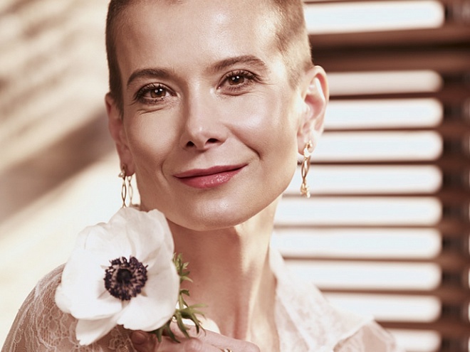 Юлия Высоцкая побрилась налысо