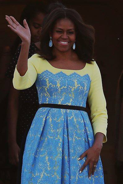 Образ дня: Мішель Обама прилетіла до Лондона в жовто-блакитній сукні