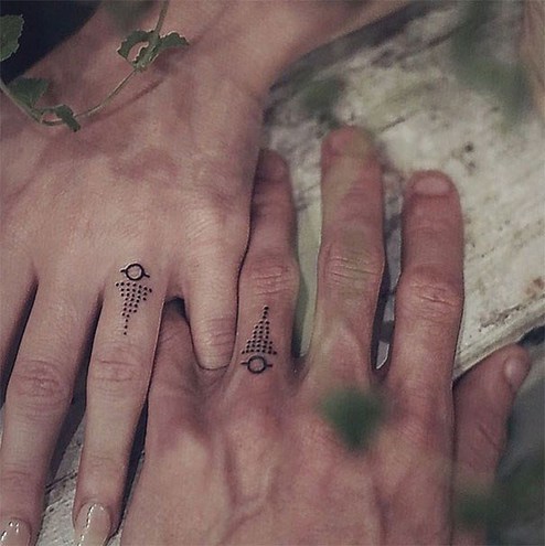 20 идей для свадебных татуировок вместо колец