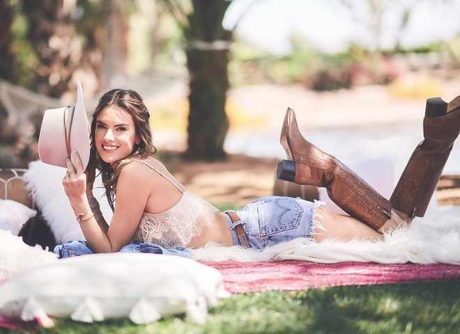 Алессандра Амбросио