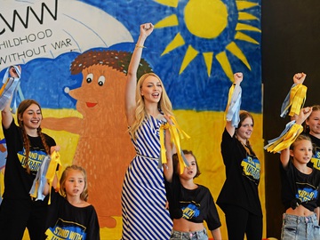 Оля Полякова задонатила 500 000 грн дітям-сиротам з проєкту «Дитинство без війни»