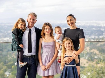 Галь Гадот показала святкування першого дня народження четвертої дочки