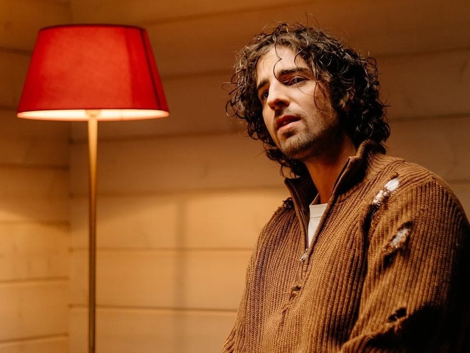 В обіймах однокласниць: Дантес показав себе на випускному 20 років тому