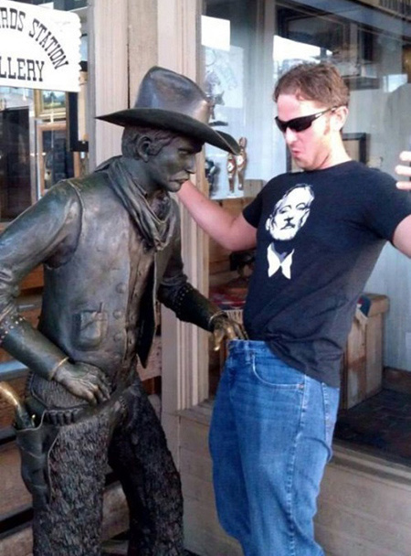 ТОП 9 прикольных снимков со статуями