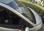 Девушка на мотоцикле наказывает водителей за мусор на дороге