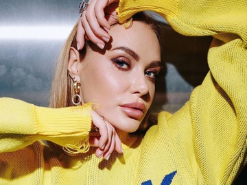 Камінська показалася в яскравій сукні з декольте на заході сонця на Тенеріфе