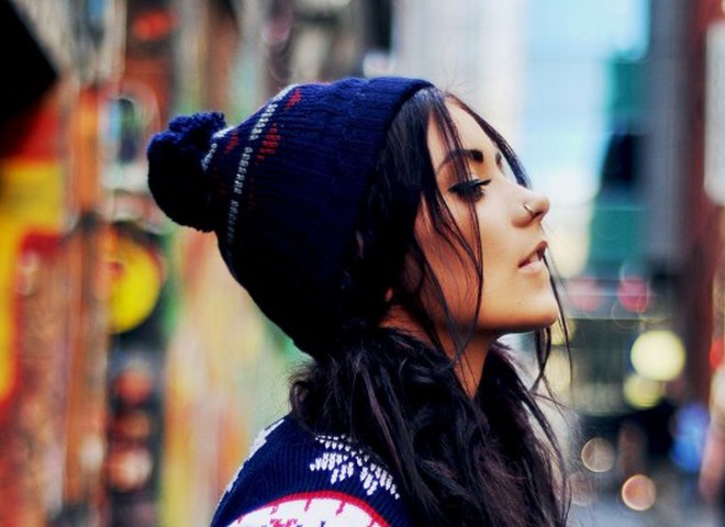 Девушка в шапке