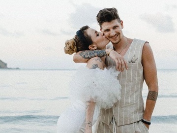 У мінісукні на березі океану: MamaRika показала весільні фото