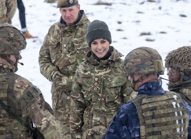 Кейт Міддлтон у камуфляжі зустрілася з ірландськими військовими, які допомагають ЗСУ з розмінуванням