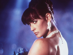 Демі Мур вперше зі зйомок у «Стриптизі» повернула собі чубчик — фото