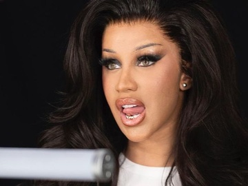 Карді Бі додатково показала пікантний образ із кліпу Enough (Miami)