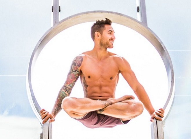 Сексуальні чоловіки: Ділан Вернер - сексуальний інструктор з йоги