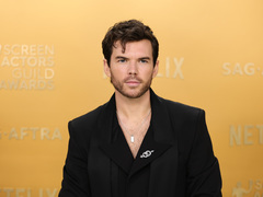 Зірка «Бріджертонів» Люк Ньютон уперше запостив фото зі своєю дівчиною