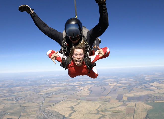 Редактор tochka.net Алина Бондарева рассказала, как впервые прыгнула с парашютом