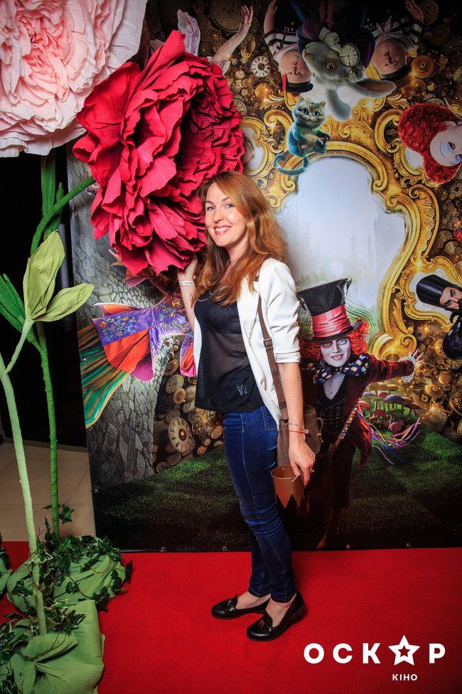 Аліса в Задзеркаллі прем'єра