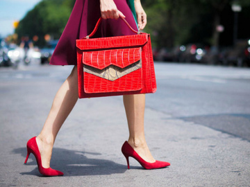 С чем носить красные туфли: street style образы