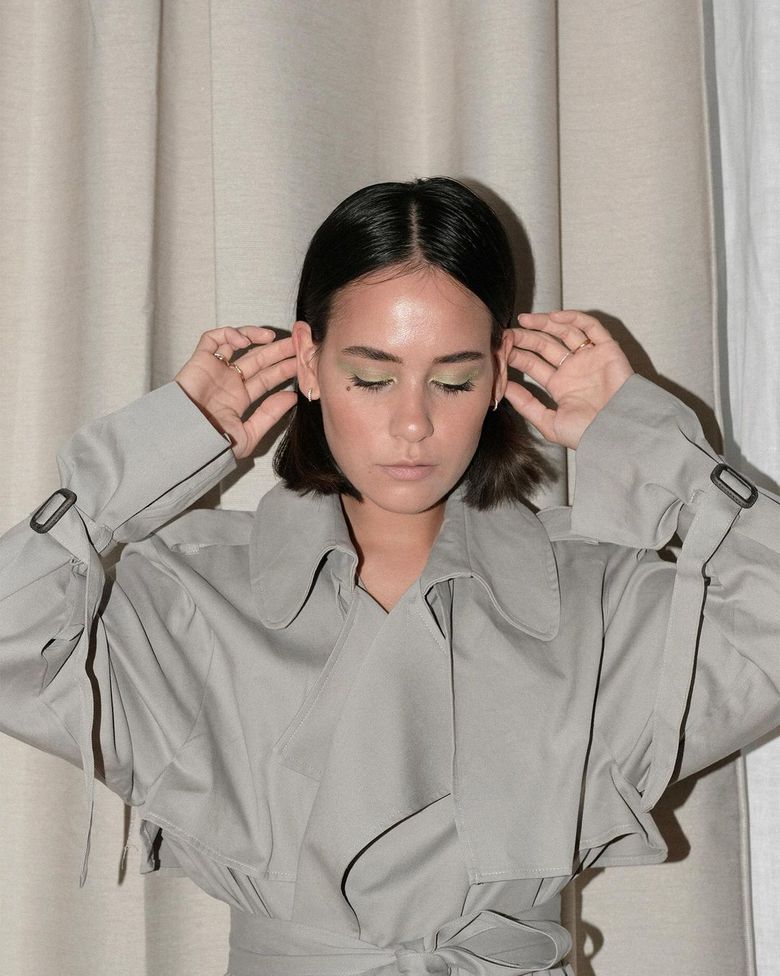 Універсальний сірий — базові кольори в гардеробі 2021