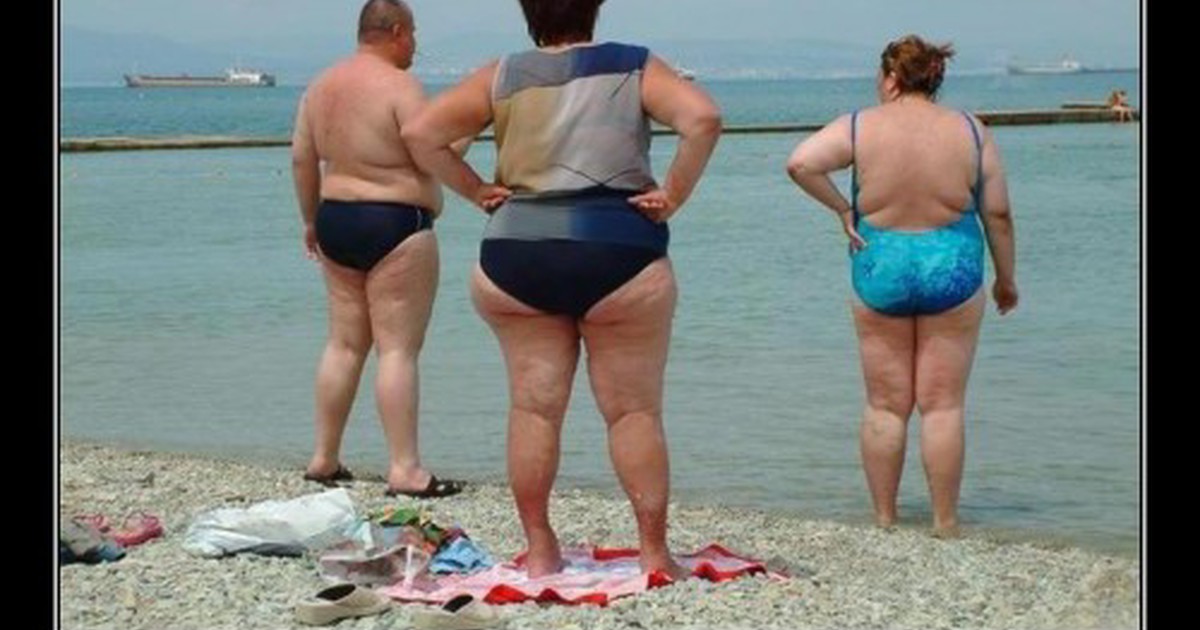 Старые жирные тетки. Полные люди на пляже. Женщины с ожирением на пляже.