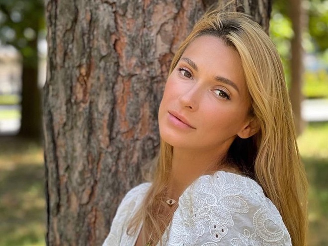 «Знайди Танюшку»: Tayanna запостила архівні кадри з дитинства у Чернівцях