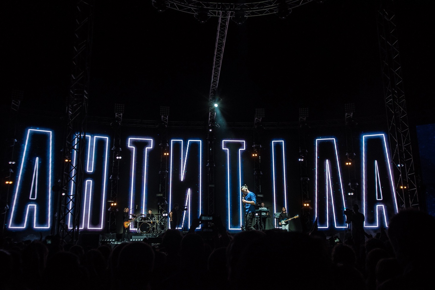 Антитіла в стадионном туре Hello