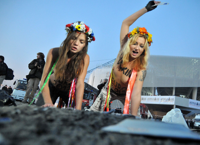 FEMEN на открытии стадиона "Арена-Львов"