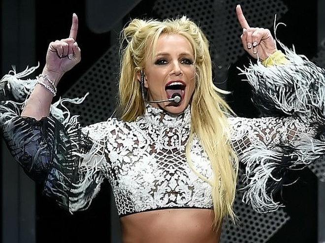 Брітні Спірс поскаржилася на фанів, які викликали до її будинку поліцію