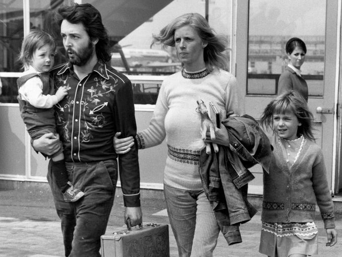 Пол Маккартні і його дружина Лінда з доньками Мері та Хізер, 1971 рік