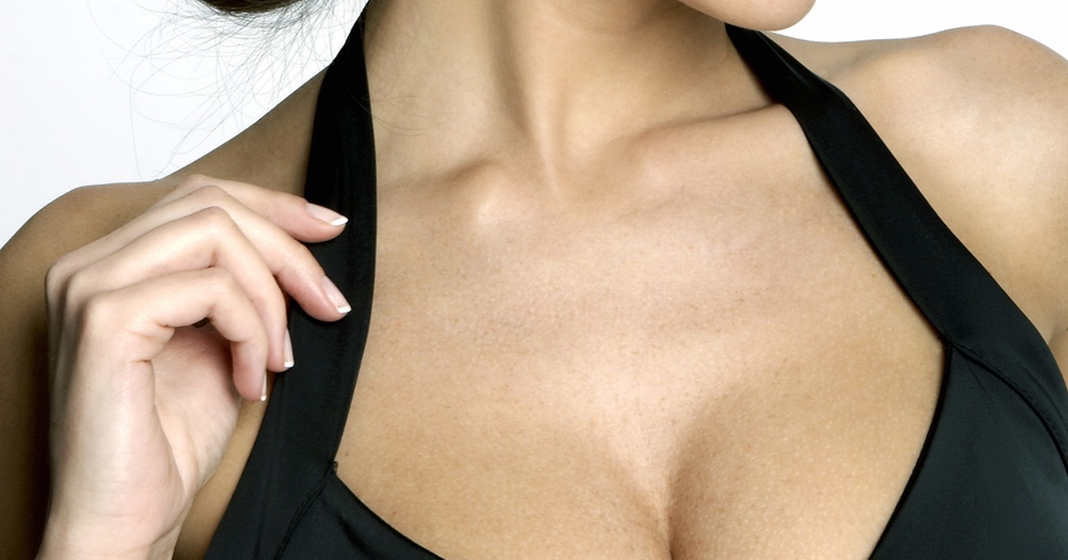 Фото ореол грудей. Гладкая грудь. Грудь и зона декольте. Зона декольте у женщин.