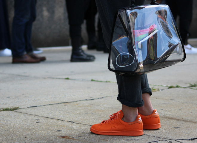 С чем носить кеды и кроссовки: образы street style