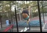 Красотка на турнике и брусьях (видео прикол)
