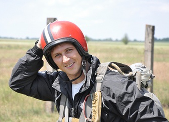 Александр Педан прыгнул с парашютом