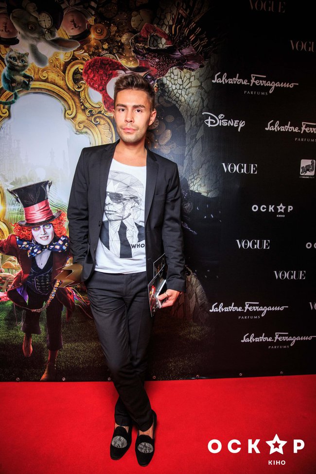 Аліса в Задзеркаллі прем'єра