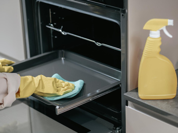Як очистити духовку швидко і без хімікатів: засіб, який розчиняє весь засохлий жир