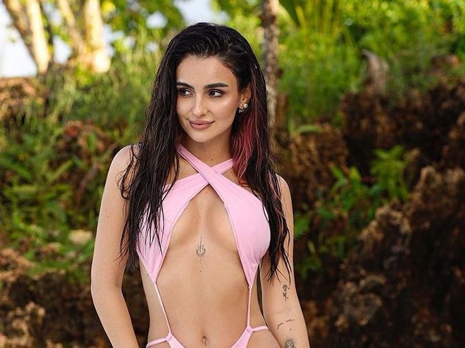 "Найдовша відпустка": Трінчер показалася в купальнику й повідомила про відпочинок