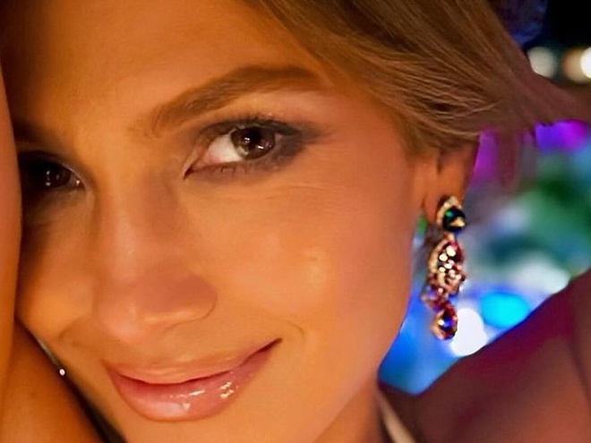 Червона мереживна білизна й троянди: Джей Ло постала у відвертому образі