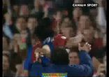 Роналдиньо забивает со стандарта