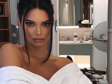 Який вигляд має найстильніша сукня на осінь: показує Кендалл Дженнер