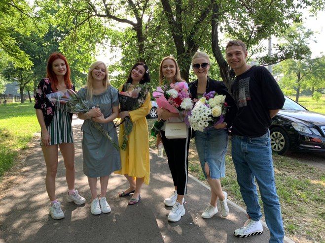 Актеры сериала "Школа" сделали сюрприз выпускникам в Николаеве