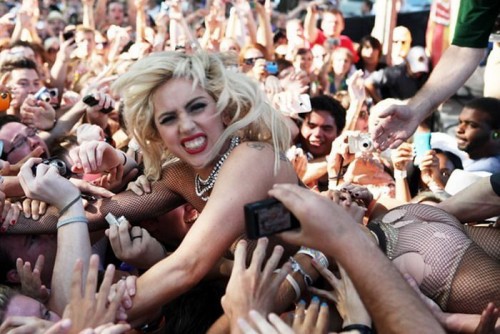 Lady Gaga во время концерта прыгнула на толпу фанатов 