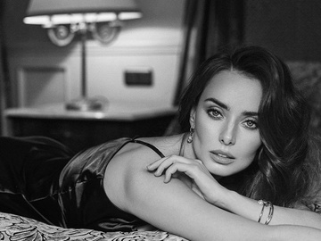 Ксенія Мішина розбурхала Мережу новою фотосесією у відвертій мінісукні