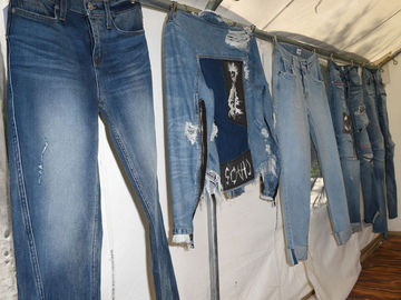 Широкие джинсы - модный тренд