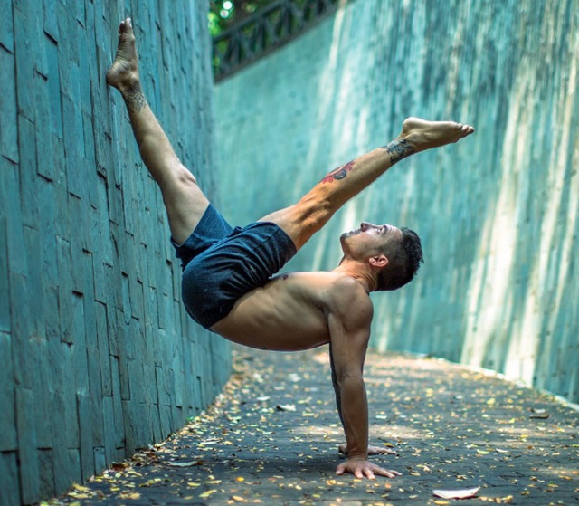 Сексуальні чоловіки: Ділан Вернер - сексуальний інструктор з йоги