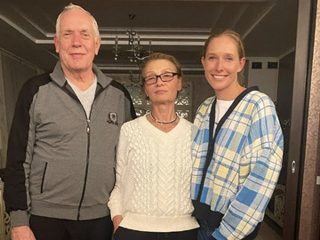 Осадча показала фото із весілля своїх батьків