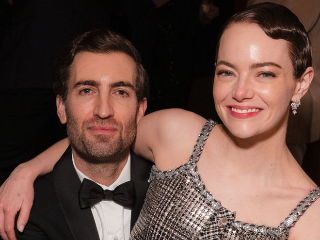 Емма Стоун поцілувала чоловіка під час їхнього рідкісного виходу на червону доріжку