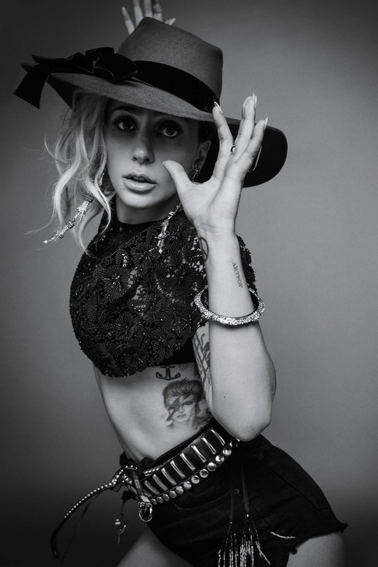 Леді Гага знялася для ювілейного випуску Harper's Bazaar