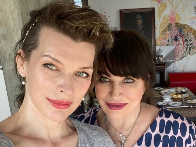 Йовович подякувала мамі за допомогу в кар'єрі: Пожертвувала талантом свого покоління, щоб привезти мене до Америки