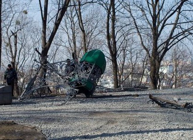 Зім'ята альтанка на Володимирській гірці