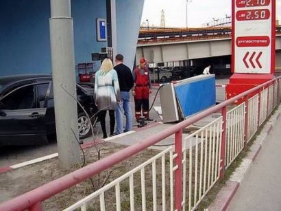Блондинка и заправка))